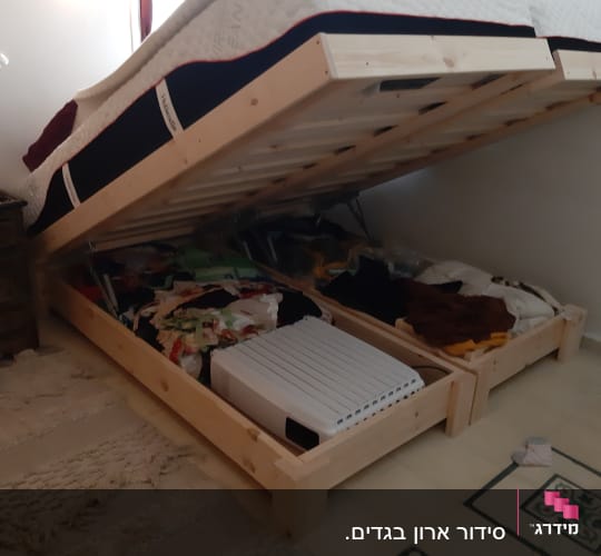 מיטה עם אחסון מתחת, בגדים ומיכל פלסטיק